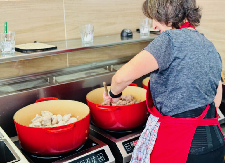 Mamome est une adresse qui propose à emporter des plats réconfortants préparés par des grands-mères aixoises. (préparation)