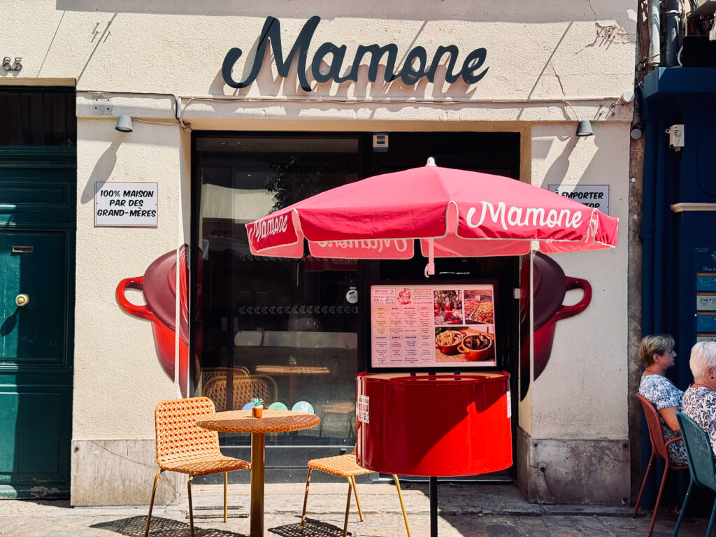 Mamome est une adresse qui propose à emporter des plats réconfortants préparés par des grands-mères aixoises. (devanture)