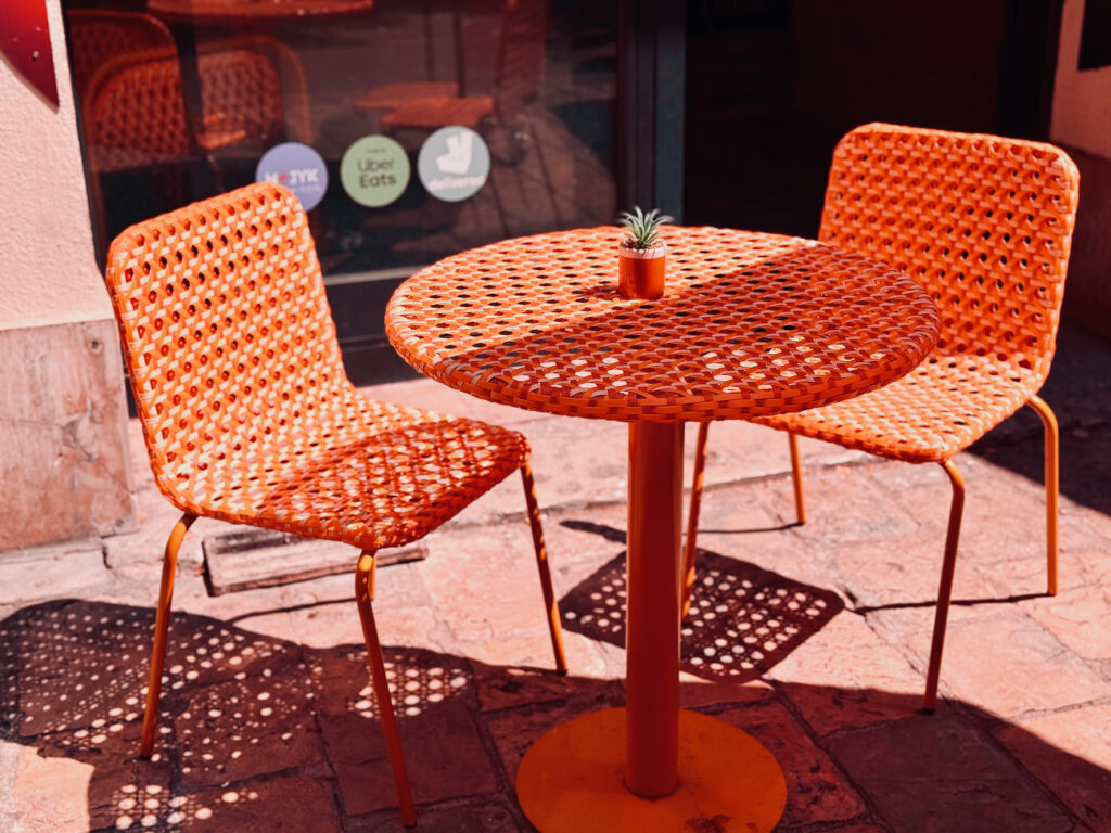 Mamome est une adresse qui propose à emporter des plats réconfortants préparés par des grands-mères aixoises. (terrasse)