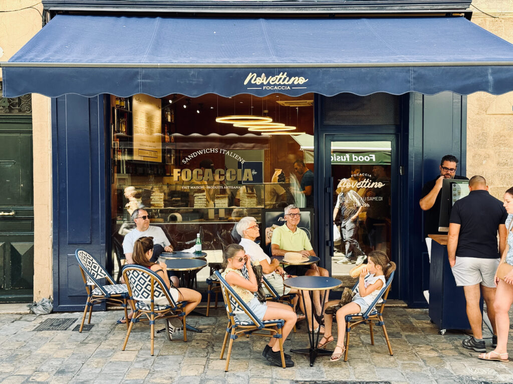 Novettino régale Aix-en-Provence de focaccias garnies de produits locaux et de pépites de la gastronomie itallienne, à emporter ou savourer sur place. (façade)