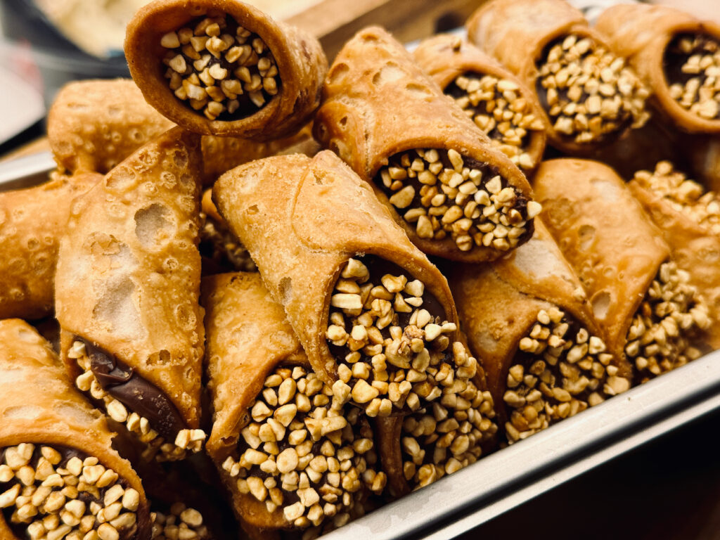 Novettino régale Aix-en-Provence de focaccias garnies de produits locaux et de pépites de la gastronomie itallienne, à emporter ou savourer sur place. (cannoli)