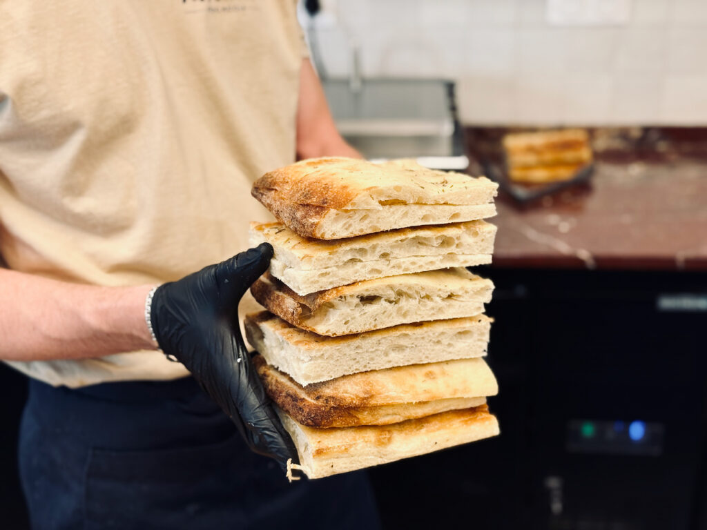 Novettino régale Aix-en-Provence de focaccias garnies de produits locaux et de pépites de la gastronomie itallienne, à emporter ou savourer sur place. (focaccia)