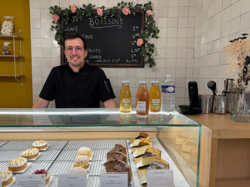 Délices Enchantés est une pâtisserie fine et salon de thés situé dans le centre historique de Aix-en-Provence, elle propose des créations légères en sucre et fidèle à la saisonnalité et des boissons locales (jean-charmes)