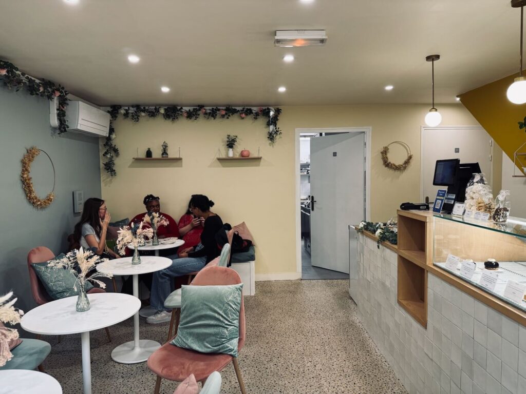Délices Enchantés est une pâtisserie fine et salon de thés situé dans le centre historique de Aix-en-Provence, elle propose des créations légères en sucre et fidèle à la saisonnalité et des boissons locales (salle)