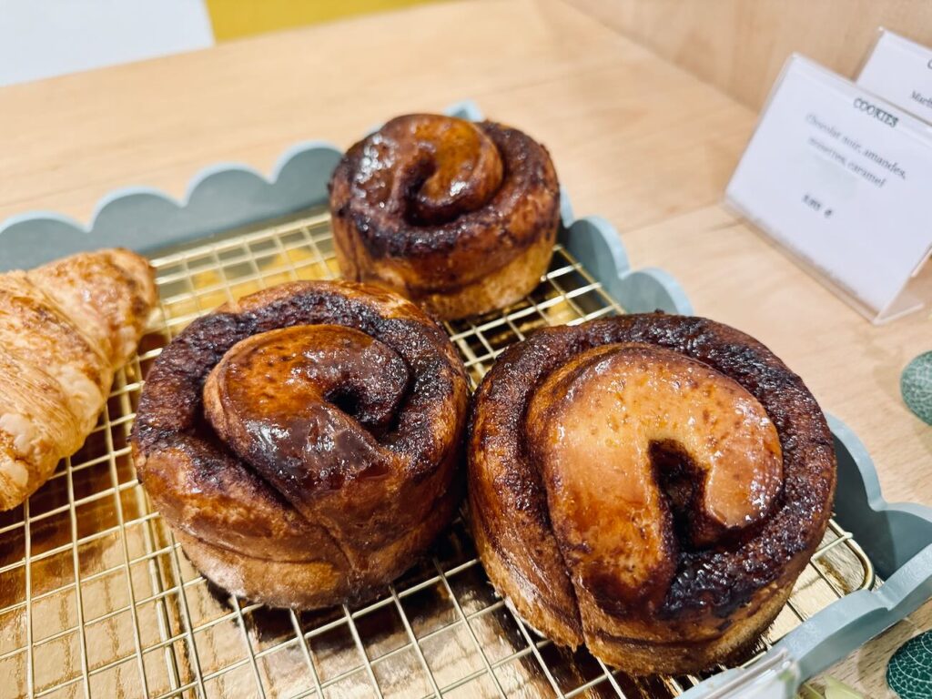 Délices Enchantés est une pâtisserie fine et salon de thés situé dans le centre historique de Aix-en-Provence, elle propose des créations légères en sucre et fidèle à la saisonnalité et des boissons locales (viennoiseries)