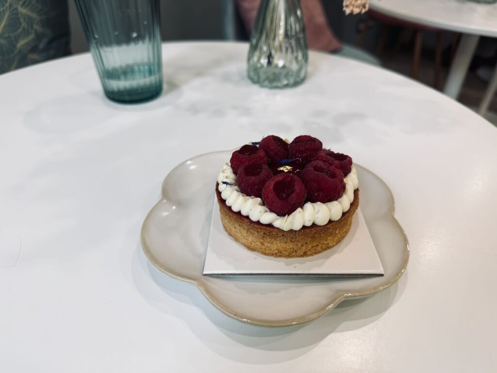 Délices Enchantés est une pâtisserie fine et salon de thés situé dans le centre historique de Aix-en-Provence, elle propose des créations légères en sucre et fidèle à la saisonnalité et des boissons locales (tarte close up)