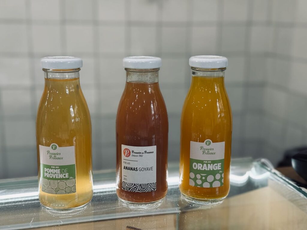Délices Enchantés est une pâtisserie fine et salon de thés situé dans le centre historique de Aix-en-Provence, elle propose des créations légères en sucre et fidèle à la saisonnalité et des boissons locales (jus)