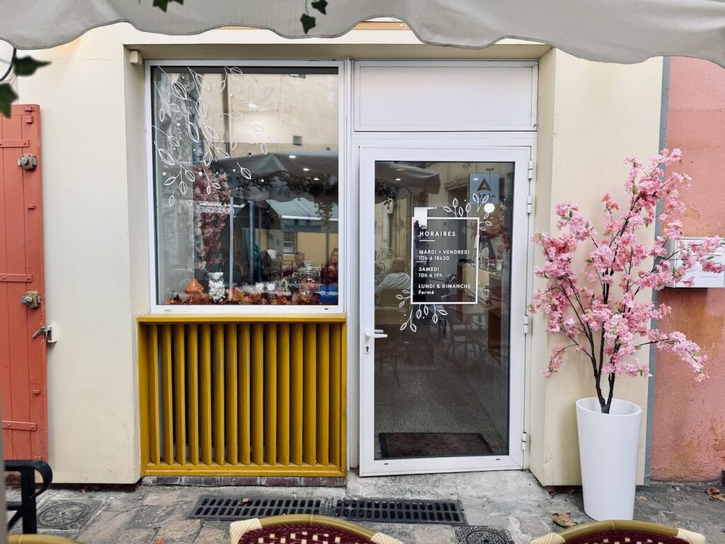 Délices Enchantés est une pâtisserie fine et salon de thés situé dans le centre historique de Aix-en-Provence, elle propose des créations légères en sucre et fidèle à la saisonnalité et des boissons locales (façade)