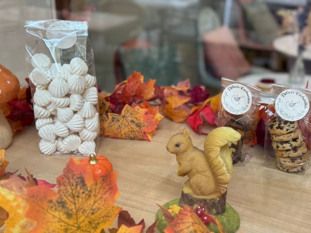 Délices Enchantés est une pâtisserie fine et salon de thés situé dans le centre historique de Aix-en-Provence, elle propose des créations légères en sucre et fidèle à la saisonnalité et des boissons locales (vitrine)