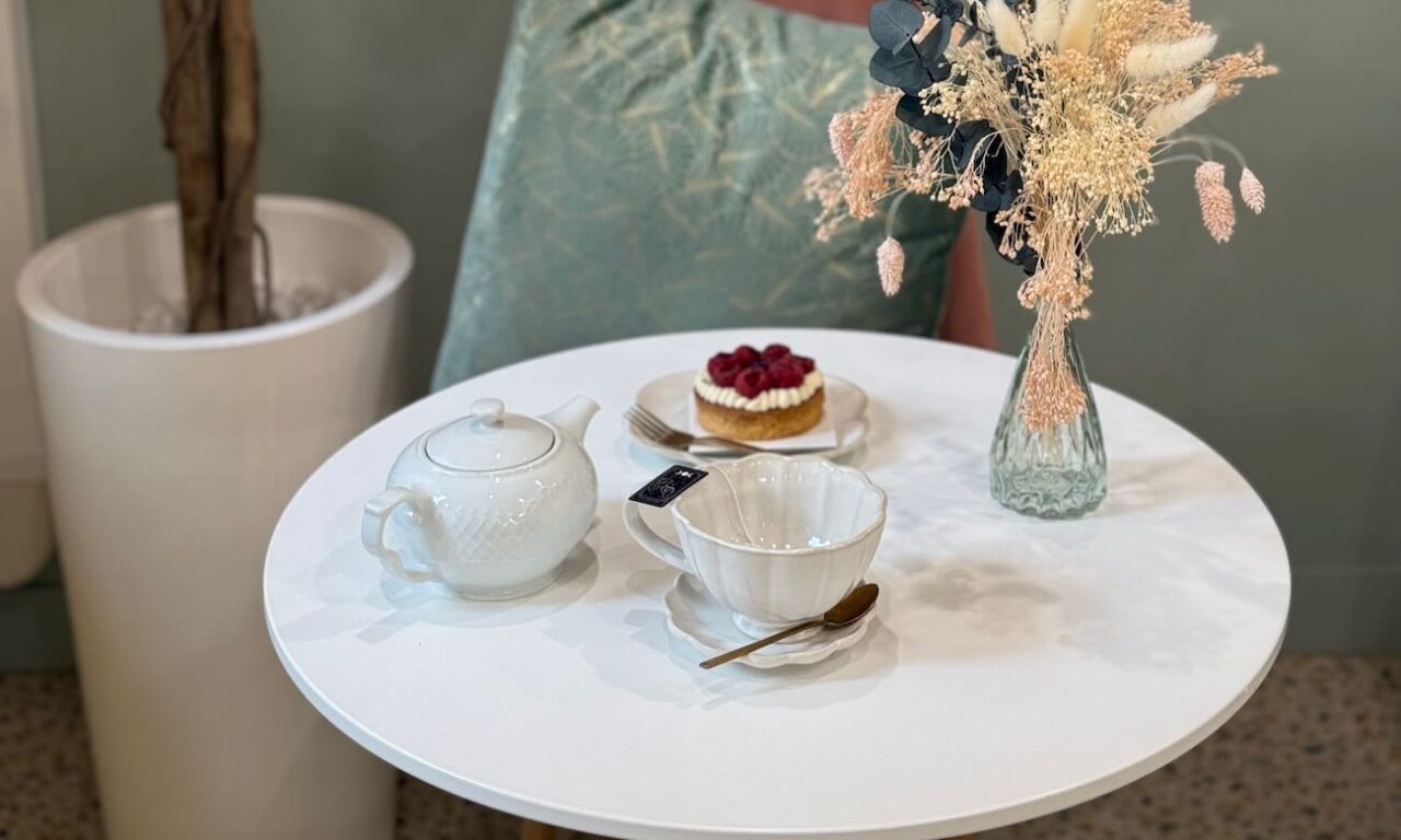 Délices Enchantés est une pâtisserie fine et salon de thés situé dans le centre historique de Aix-en-Provence, elle propose des créations légères en sucre et fidèle à la saisonnalité et des boissons locales (présentation)