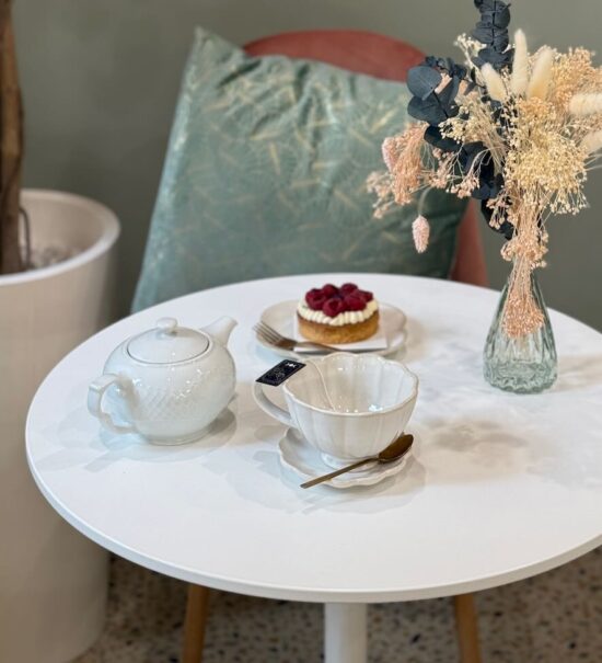 Délices Enchantés est une pâtisserie fine et salon de thés situé dans le centre historique de Aix-en-Provence, elle propose des créations légères en sucre et fidèle à la saisonnalité et des boissons locales (présentation)