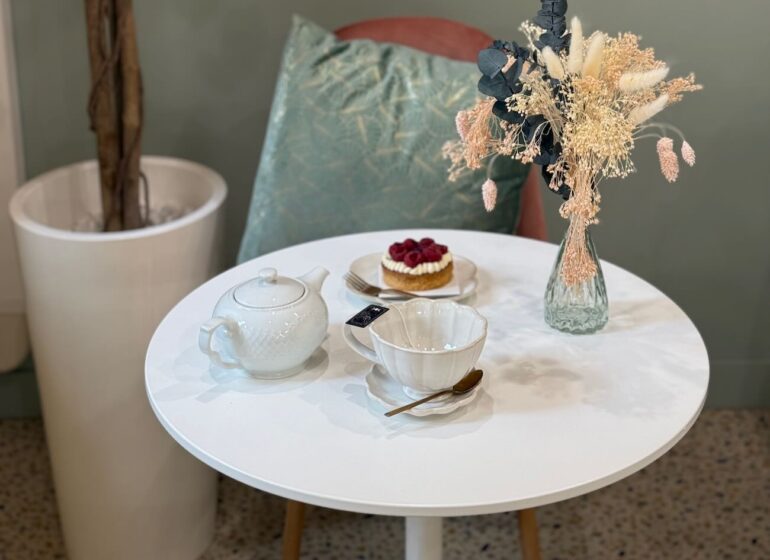 Délices Enchantés est une pâtisserie fine et salon de thés situé dans le centre historique de Aix-en-Provence, elle propose des créations légères en sucre et fidèle à la saisonnalité et des boissons locales (présentation)