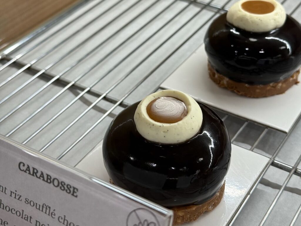 Délices Enchantés est une pâtisserie fine et salon de thés situé dans le centre historique de Aix-en-Provence, elle propose des créations légères en sucre et fidèle à la saisonnalité et des boissons locales (carabosse)