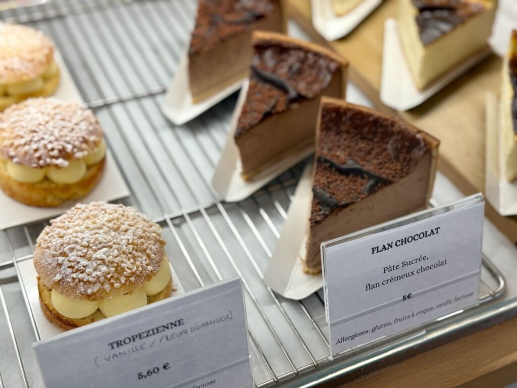 Délices Enchantés est une pâtisserie fine et salon de thés situé dans le centre historique de Aix-en-Provence, elle propose des créations légères en sucre et fidèle à la saisonnalité et des boissons locales (flan)