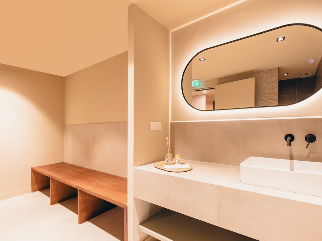 Capsule Pilates Club est une boutique fitness quoi propose des cours de pilates au sol et pilates réformer en collectif ou en individuel, mais aussi des cours de barre. (vestiaires)