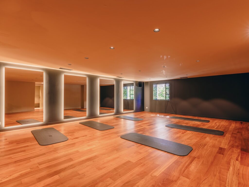 Capsule Pilates Club est une boutique fitness quoi propose des cours de pilates au sol et pilates réformer en collectif ou en individuel, mais aussi des cours de barre. (Pilates mat)