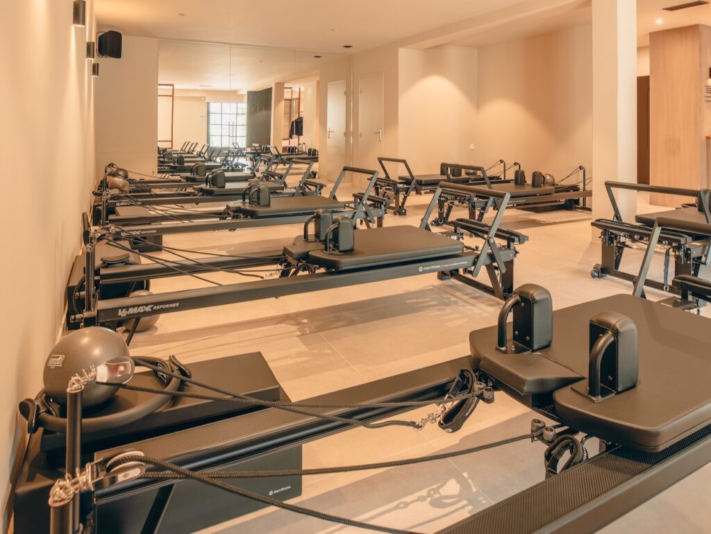 Capsule Pilates Club est une boutique fitness quoi propose des cours de pilates au sol et pilates réformer en collectif ou en individuel, mais aussi des cours de barre. (machines)