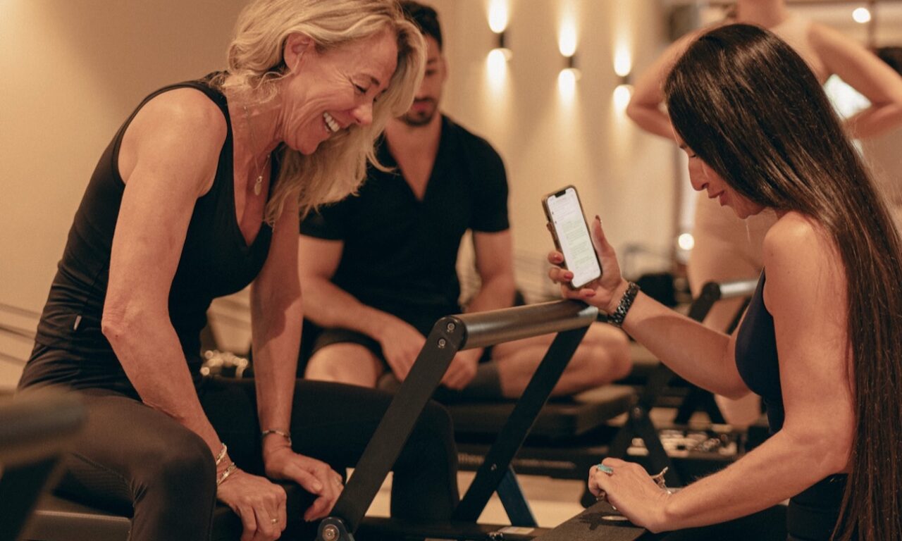 Capsule Pilates Club est une boutique fitness quoi propose des cours de pilates au sol et pilates réformer en collectif ou en individuel, mais aussi des cours de barre. (coaching)