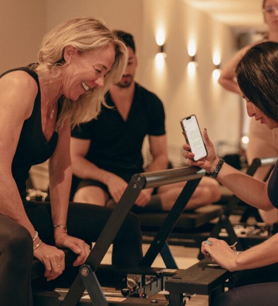 Capsule Pilates Club est une boutique fitness quoi propose des cours de pilates au sol et pilates réformer en collectif ou en individuel, mais aussi des cours de barre