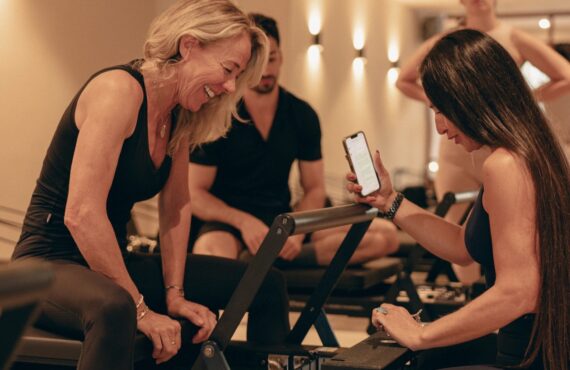 Capsule Pilates Club est une boutique fitness quoi propose des cours de pilates au sol et pilates réformer en collectif ou en individuel, mais aussi des cours de barre. (coaching)