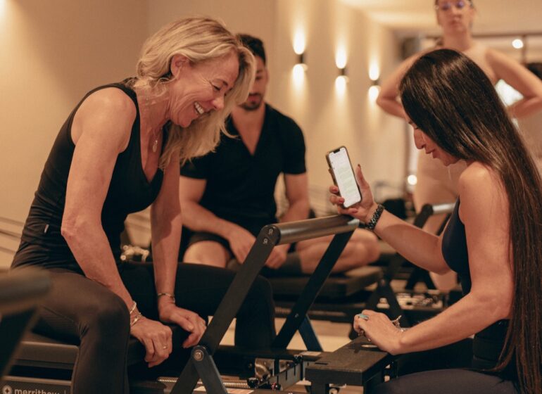 Capsule Pilates Club est une boutique fitness quoi propose des cours de pilates au sol et pilates réformer en collectif ou en individuel, mais aussi des cours de barre. (coaching)