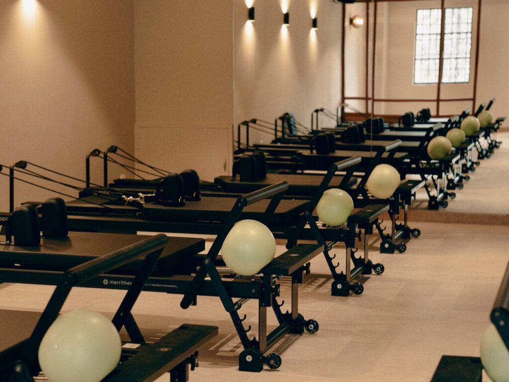 Capsule Pilates Club est une boutique fitness quoi propose des cours de pilates au sol et pilates réformer en collectif ou en individuel, mais aussi des cours de barre. (reformer)