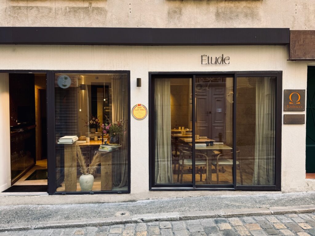 Étude est un restaurant gastronomique situé à Aix en provence. Sous la houlette de Loïc Petri, le restaurant a récemment été auréolé d’une étoile . (façade)