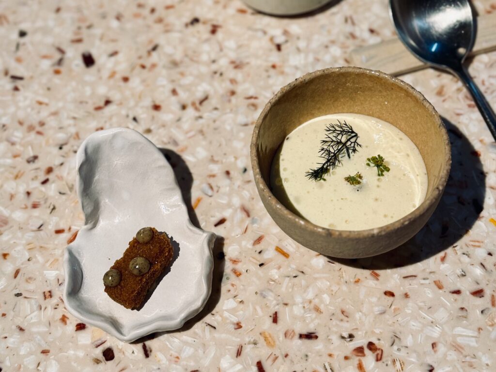 Étude est un restaurant gastronomique situé à Aix en provence. Sous la houlette de Loïc Petri, le restaurant a récemment été auréolé d’une étoile. (amuse bouche)