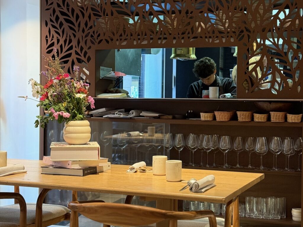 Étude est un restaurant gastronomique situé à Aix en provence. Sous la houlette de Loïc Petri, le restaurant a récemment été auréolé d’une étoile. (intérieur)