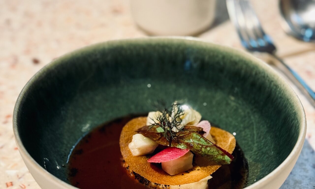 Étude est un restaurant gastronomique situé à Aix en provence. Sous la houlette de Loïc Petri, le restaurant a récemment été auréolé d’une étoile. (plat)