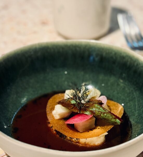 Étude est un restaurant gastronomique situé à Aix en provence. Sous la houlette de Loïc Petri, le restaurant a récemment été auréolé d’une étoile .