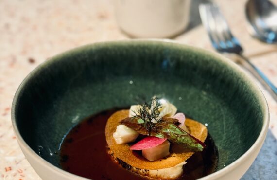 Étude est un restaurant gastronomique situé à Aix en provence. Sous la houlette de Loïc Petri, le restaurant a récemment été auréolé d’une étoile. (plat)