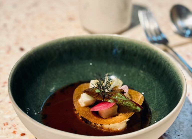 Étude est un restaurant gastronomique situé à Aix en provence. Sous la houlette de Loïc Petri, le restaurant a récemment été auréolé d’une étoile. (plat)