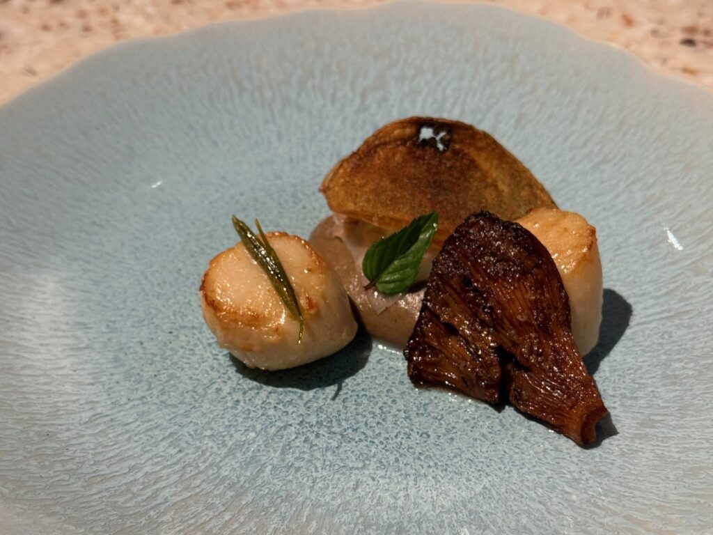 Étude est un restaurant gastronomique situé à Aix en provence. Sous la houlette de Loïc Petri, le restaurant a récemment été auréolé d’une étoile. (Saint Jacques)