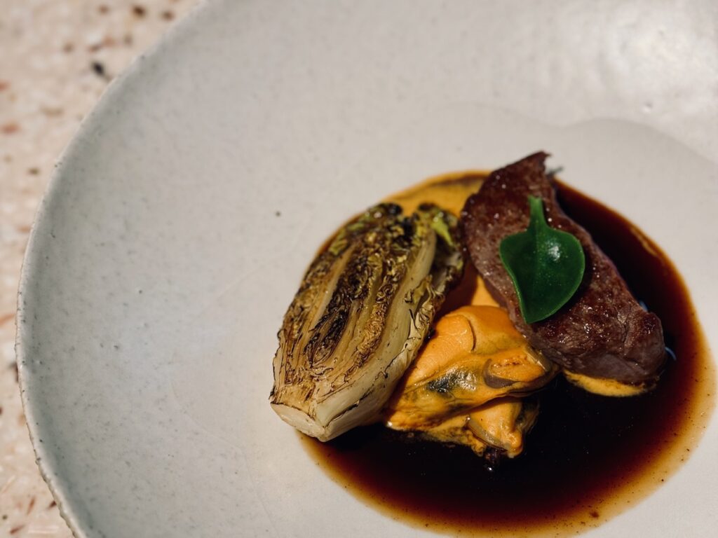 Étude est un restaurant gastronomique situé à Aix en provence. Sous la houlette de Loïc Petri, le restaurant a récemment été auréolé d’une étoile. (moules)