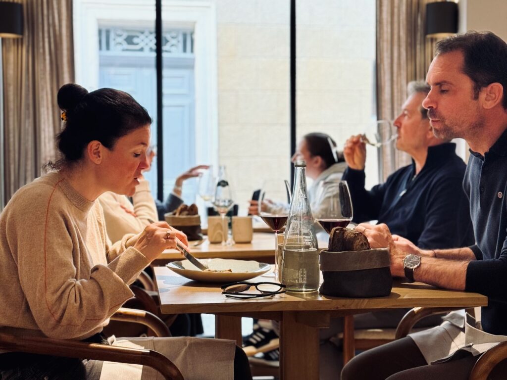 Étude est un restaurant gastronomique situé à Aix en provence. Sous la houlette de Loïc Petri, le restaurant a récemment été auréolé d’une étoile. (convives)