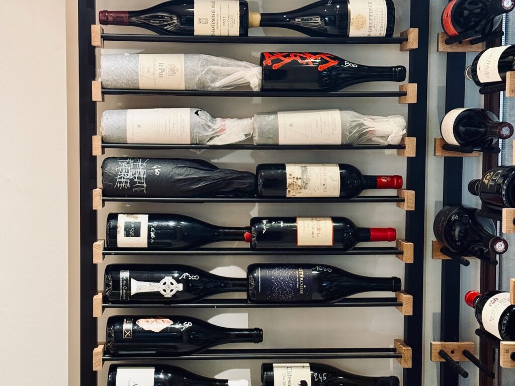 Étude est un restaurant gastronomique situé à Aix en provence. Sous la houlette de Loïc Petri, le restaurant a récemment été auréolé d’une étoile. (vins)