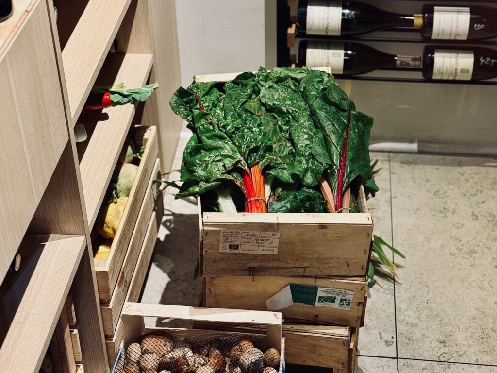 Étude est un restaurant gastronomique situé à Aix en provence. Sous la houlette de Loïc Petri, le restaurant a récemment été auréolé d’une étoile. (légumes)