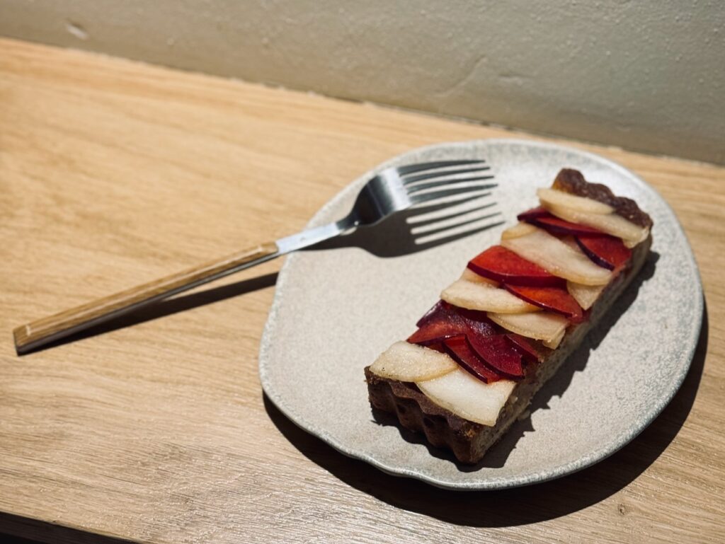 Maiiipo est une cantine Coffee-shop située dans le centre historique d’Aix-en-Provence ouverte 5 jours 7 toute la journée. (tarte)