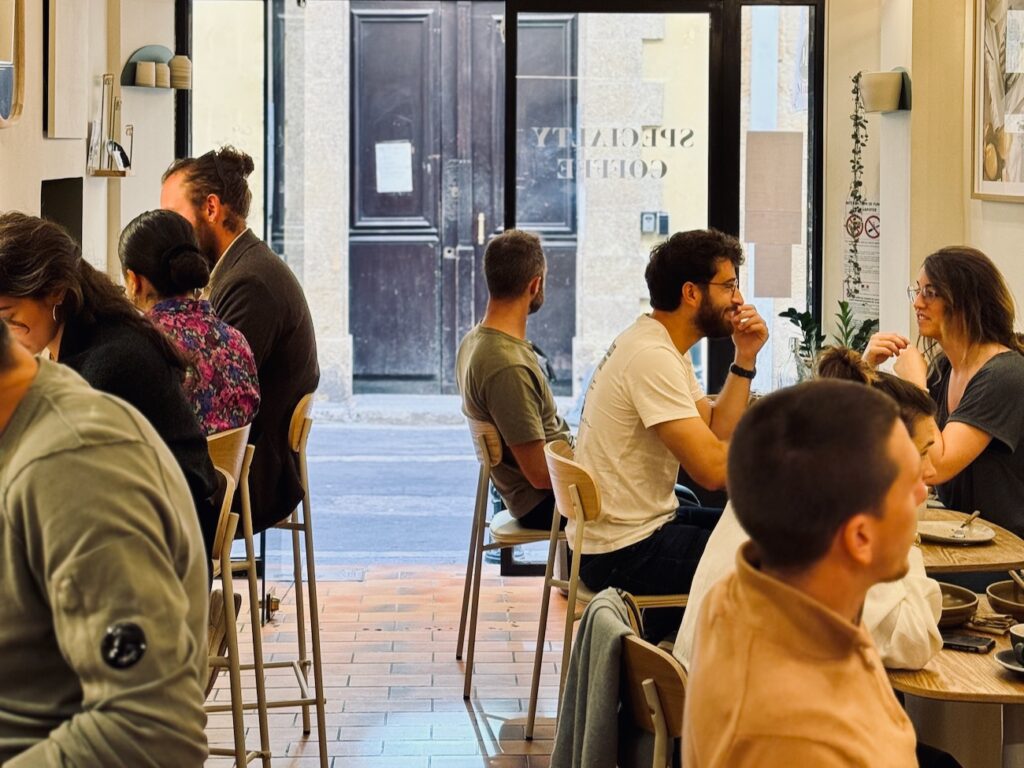 Maiiipo est une cantine Coffee-shop située dans le centre historique d’Aix-en-Provence ouverte 5 jours 7 toute la journée. (salle)