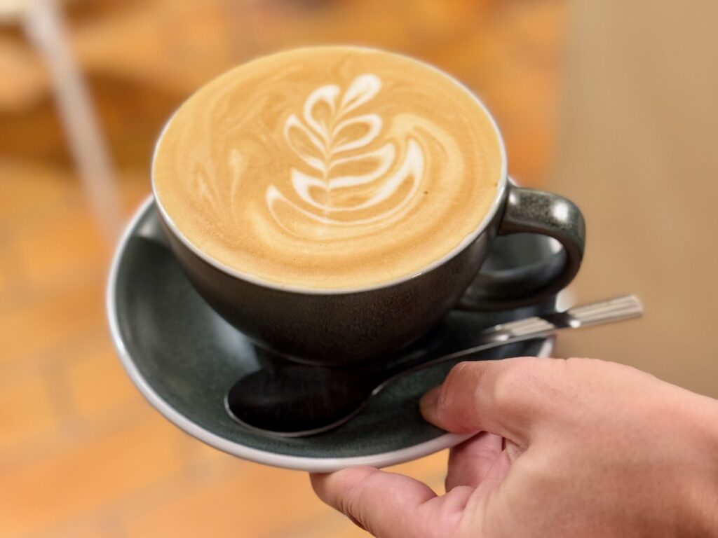 Maiiipo est une cantine Coffee-shop située dans le centre historique d’Aix-en-Provence ouverte 5 jours 7 toute la journée. (café)