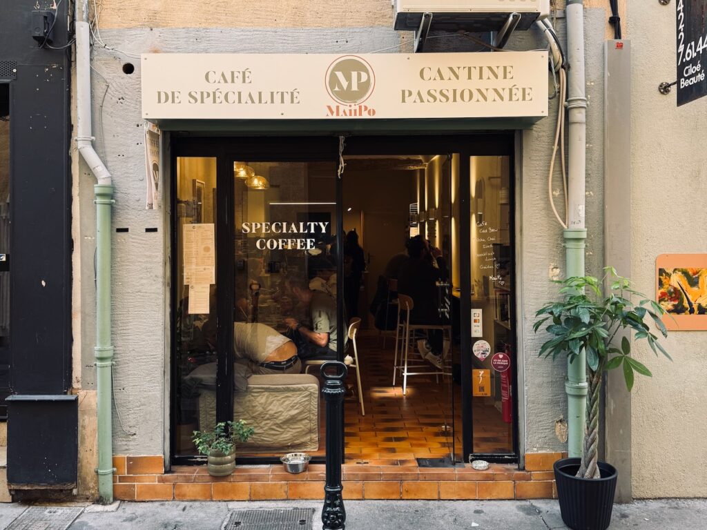 Maiiipo est une cantine Coffee-shop située dans le centre historique d’Aix-en-Provence ouverte 5 jours 7 toute la journée. (devanture)