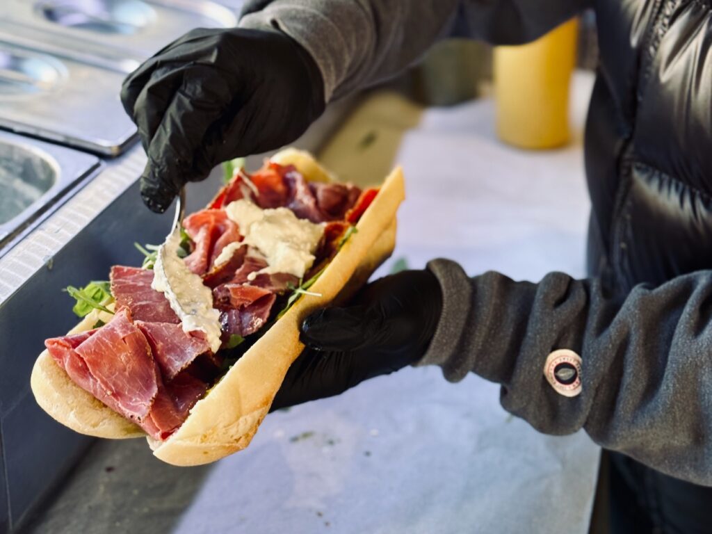 Chez Barth est une sandwicherie artisanales située place des prêcheurs à Aix-en-Provence. (pastrami dressage)