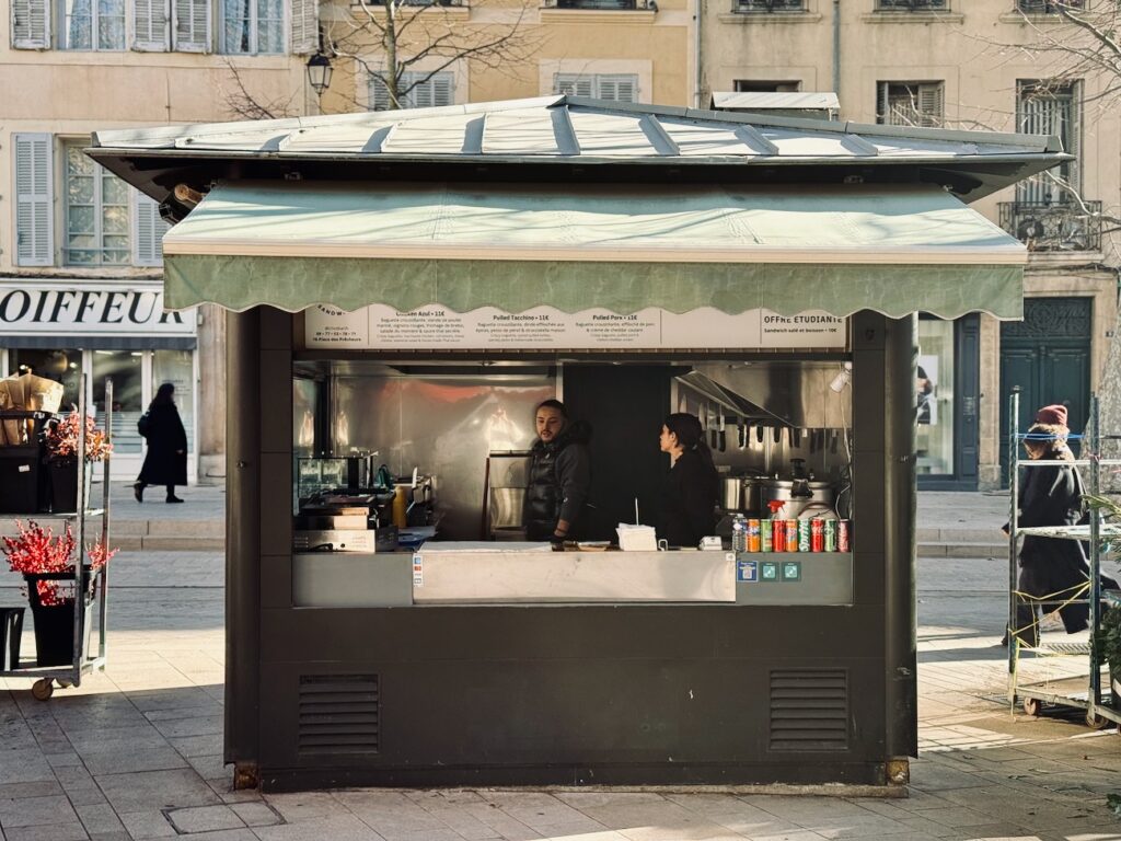 Chez Barth est une sandwicherie artisanales située place des prêcheurs à Aix-en-Provence. (kiosque bis)