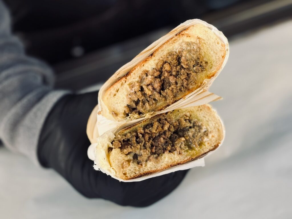 Chez Barth est une sandwicherie artisanales située place des prêcheurs à Aix-en-Provence. (sandwich chessesteack)