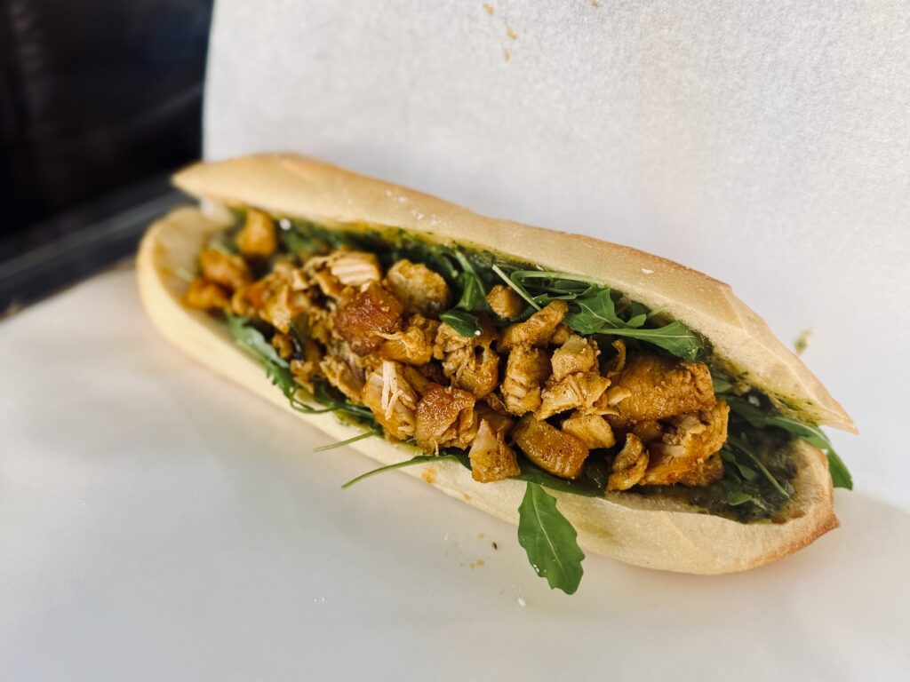 Chez Barth est une sandwicherie artisanales située place des prêcheurs à Aix-en-Provence. (sandwich poulet)