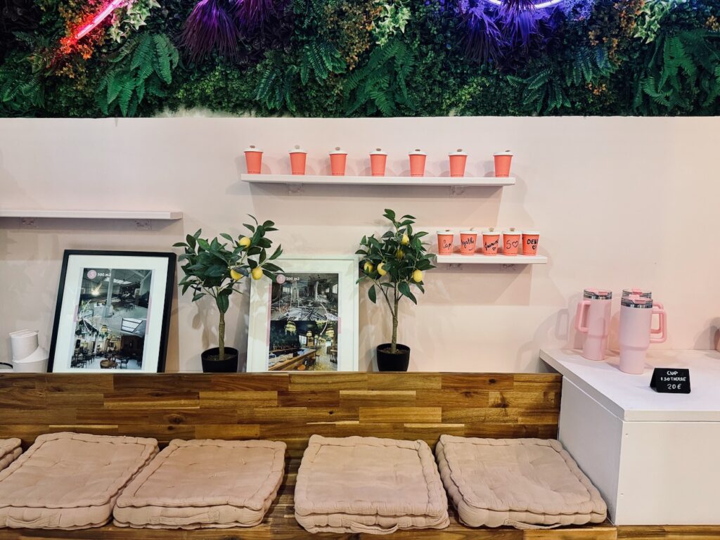 Le 20/35 est un espace coworking et tiers lieu hybride à Aix-en-Provence qui propose le prix libre pour ses services et une partie de ses boissons. (banc)