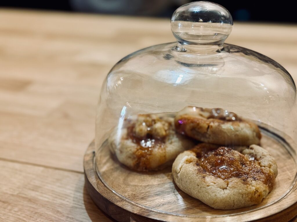 Le 20/35 est un espace coworking et tiers lieu hybride à Aix-en-Provence qui propose le prix libre pour ses services et une partie de ses boissons. (cookies)