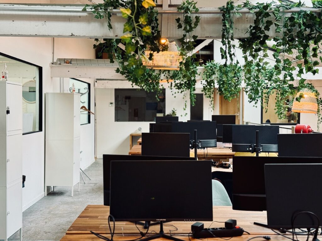 Le 20/35 est un espace coworking et tiers lieu hybride à Aix-en-Provence qui propose le prix libre pour ses services et une partie de ses boissons. (ordinateurs)