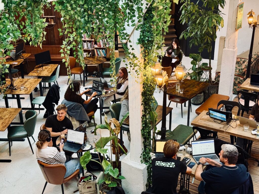 Le 20/35 est un espace coworking et tiers lieu hybride à Aix-en-Provence qui propose le prix libre pour ses services et une partie de ses boissons. (vue d'en haut bis)